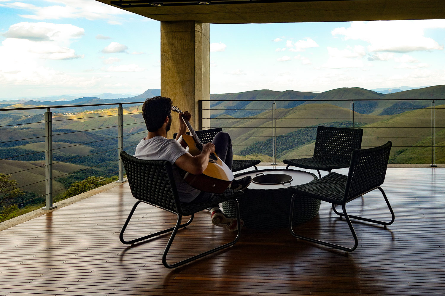 Sonastério Studios is a work of art in itself. More than just a studio, it is a house of creation designed to enhance the natural expressiveness of each artist. A collaboration of João Diniz Arquitetura office and WSDG, one of the world's leading acoustic architectural design firms. Balcony View