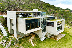 Sonastério Studios is a work of art in itself. More than just a studio, it is a house of creation designed to enhance the natural expressiveness of each artist. A collaboration of João Diniz Arquitetura office and WSDG, one of the world's leading acoustic architectural design firms. Exterior View