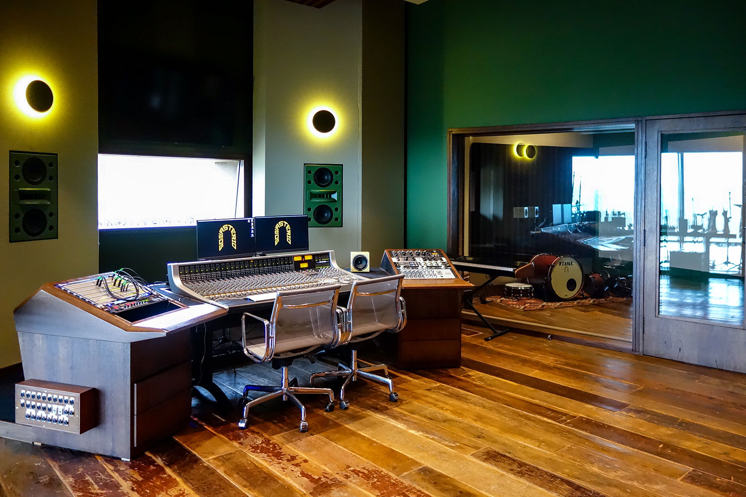 Sonastério Studios is a work of art in itself. More than just a studio, it is a house of creation designed to enhance the natural expressiveness of each artist. A collaboration of João Diniz Arquitetura office and WSDG, one of the world's leading acoustic architectural design firms. Control Room