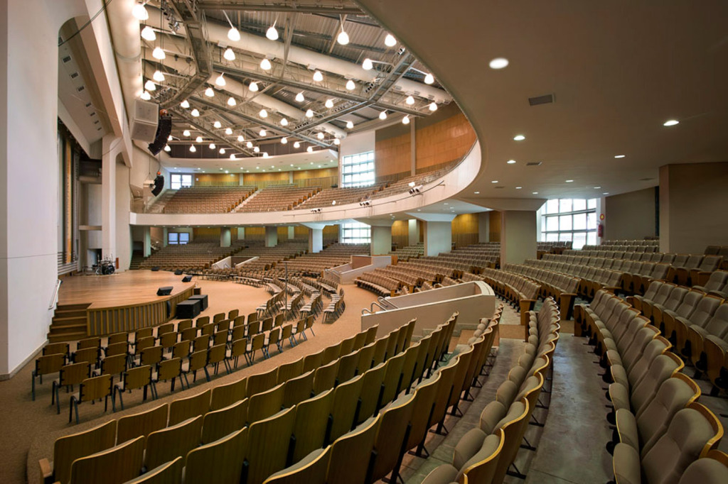 Igreja Batista Central, IBC in Brazil. Acoustic solutions by WSDG. Perfect acoustics in religious spaces. Stage right photo.