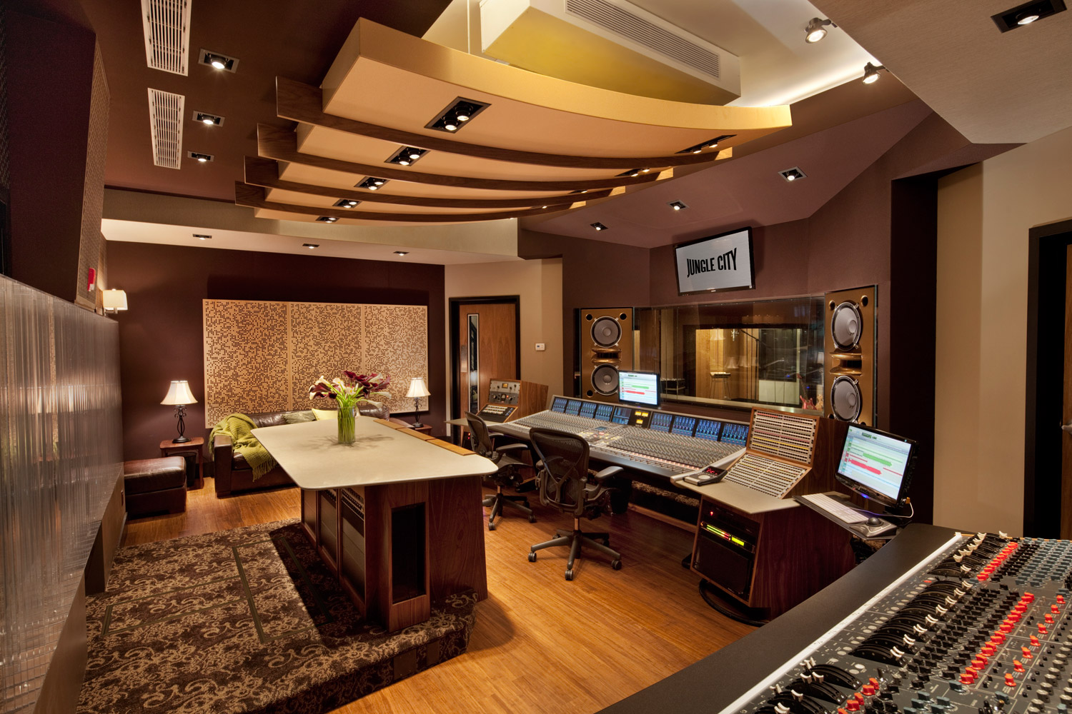 Jungle City Studios by Ann Mincieli in New York City is one of the most important studios in the world. Designed by WSDG, this studio counts with different rooms, is located in the heart of the city, and artists such as Alicia Keys, Beyonce, Rihanna and other use it to record usually.